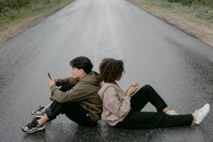 pareja pensando en acudir a terapia de pareja