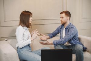 Pareja que se plantea ir a terapia de pareja porque tienen una discusión recurrente