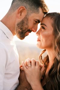 Pareja disfrutando de un momento juntos durante el enamoramiento