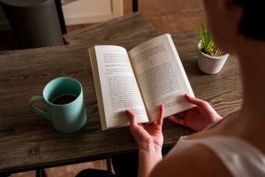 Persona recuperando tiempo para sí misma (leer, pasear, tomar un café)