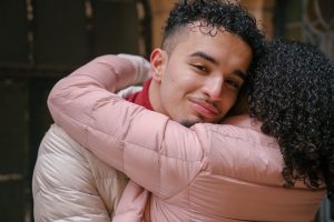 persona que quiere a su pareja y no sabe si es dependencia emocional