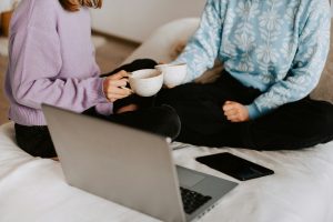 Acudir a terapia online para superar la dependencia emocional