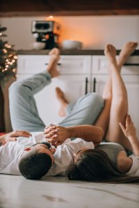 Pareja mostrando afecto y conexión emocional