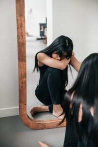 Persona reflexionando sobre su autoestima y el deseo de su pareja