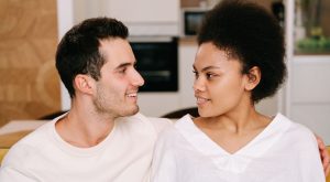 Pareja hablando sobre sus sentimientos y necesidades sexuales