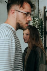 Persona reflexionando sobre el deseo de su pareja