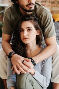 Persona preocupada porque su pareja no quiere tener sexo con ella