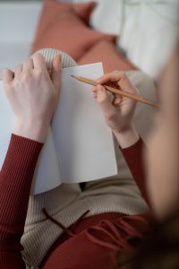 Persona reflexionando sobre sus emociones en la relación