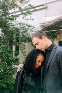 Pareja afrontando dificultades que pueden provocar una crisis de pareja