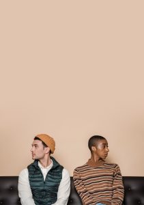 Pareja hablando sobre una crisis en su relación