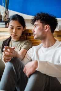 Pareja reflexionando sobre diferencias importantes en su relación