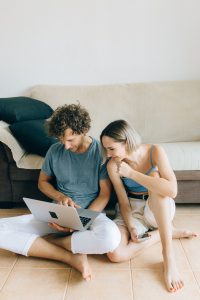 Pareja hablando sobre sus diferencias y buscando acuerdos