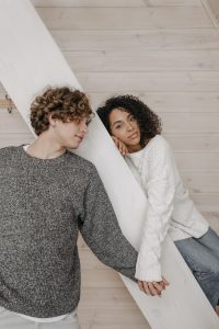 Persona reflexionando sobre la compatibilidad en su relación
