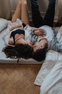 Pareja conversando sobre sus sentimientos y necesidades