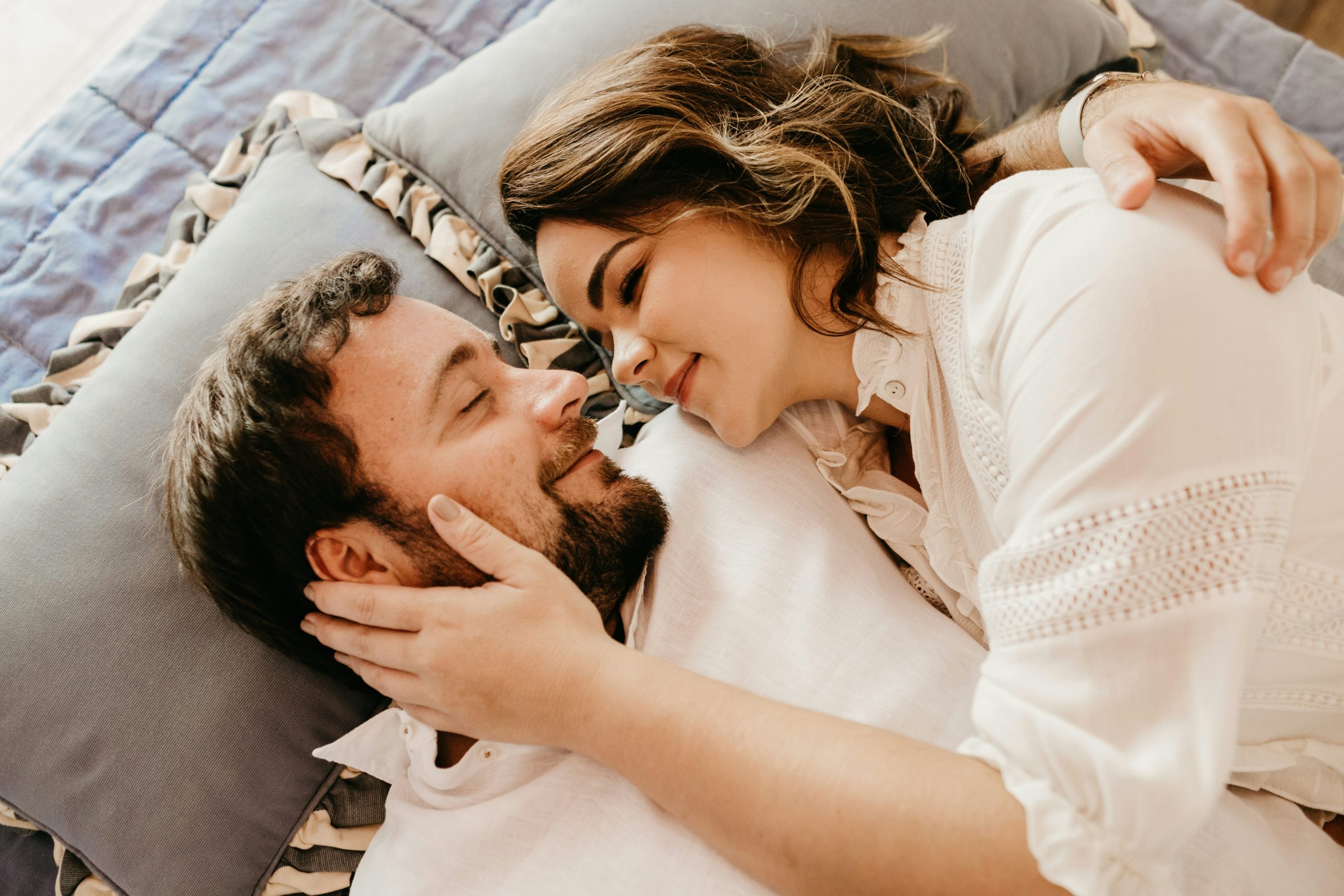 Pareja adulta compartiendo un momento de conversación e intimidad