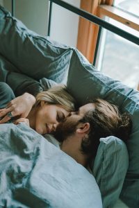Pareja compartiendo un momento de cercanía y conexión emocional